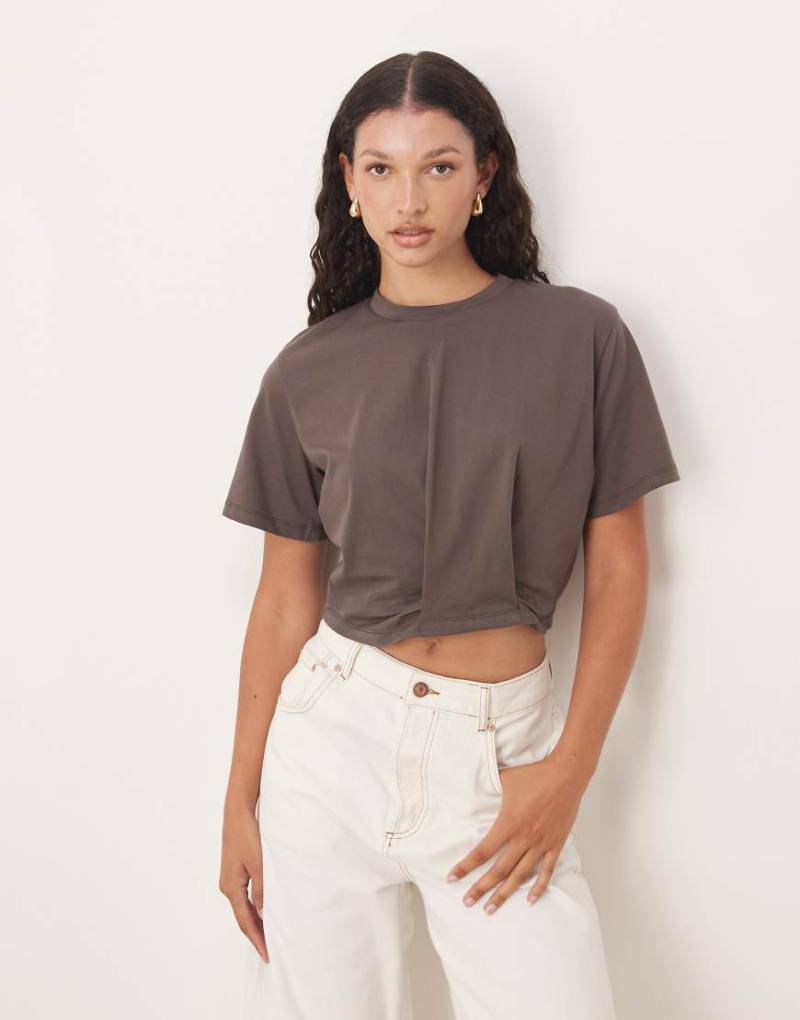 ASOS DESIGN - Cropped-T-Shirt in Schokobraun mit Taillierung-Weiß von ASOS DESIGN
