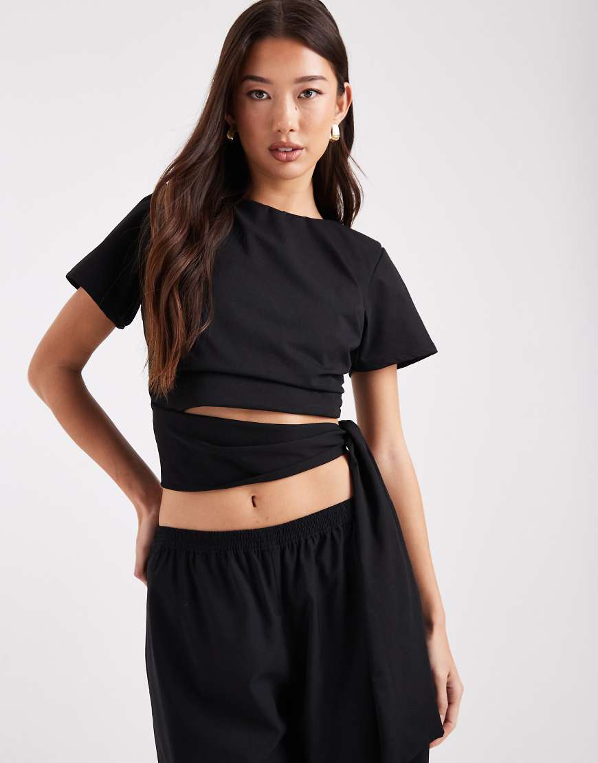 ASOS DESIGN - Cropped-T-Shirt in Schwarz mit Schulterpolstern und seitlichem Bindeband an der Taille ASOS DESIGN - Cropped-T-Shirt in Schwarz mit Schulterpolstern und seitlichem Bindeband an der Taille von ASOS DESIGN