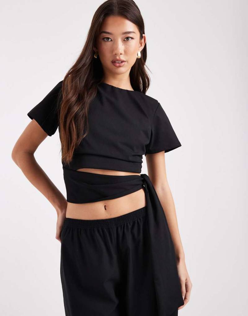 ASOS DESIGN - Cropped-T-Shirt in Schwarz mit Schulterpolstern und seitlichem Bindeband an der Taille von ASOS DESIGN