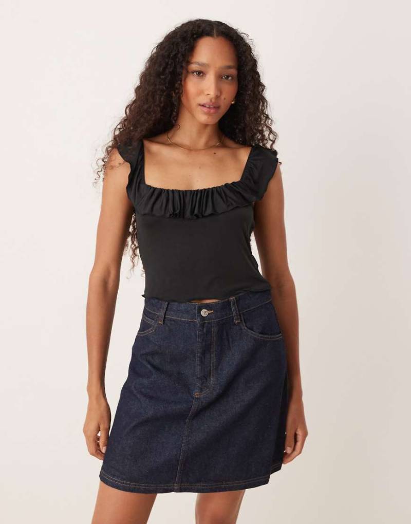 ASOS DESIGN - Cropped-Top in Schwarz mit U-Ausschnitt und Rüschen von ASOS DESIGN