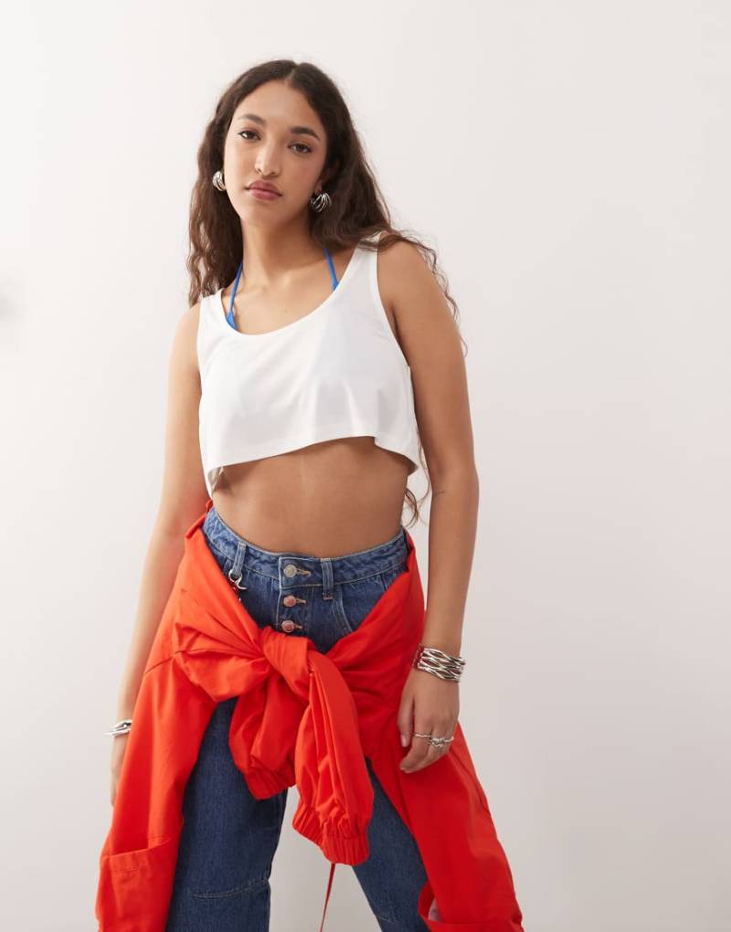 ASOS DESIGN - Cropped Top in Weiß mit U-Ausschnitt von ASOS DESIGN