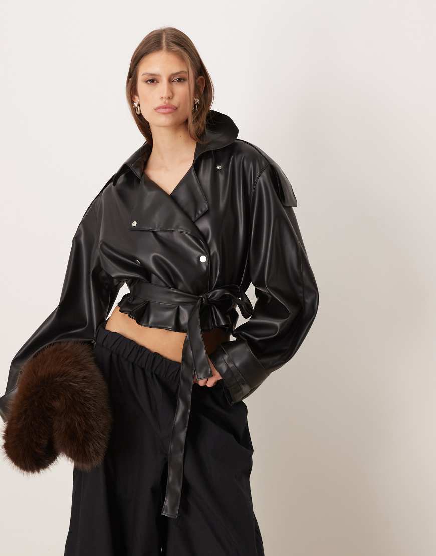 ASOS DESIGN - Cropped-Trenchjacke aus Kunstleder in Schwarz von ASOS DESIGN