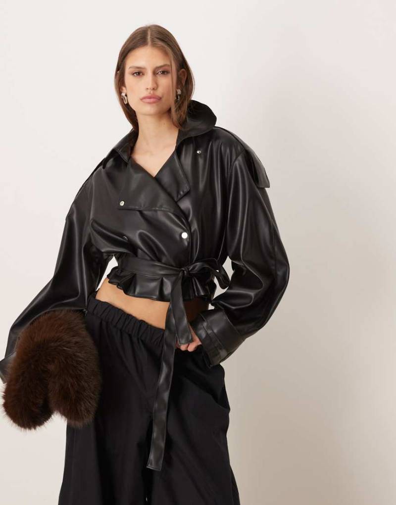 ASOS DESIGN - Cropped-Trenchjacke aus Kunstleder in Schwarz von ASOS DESIGN