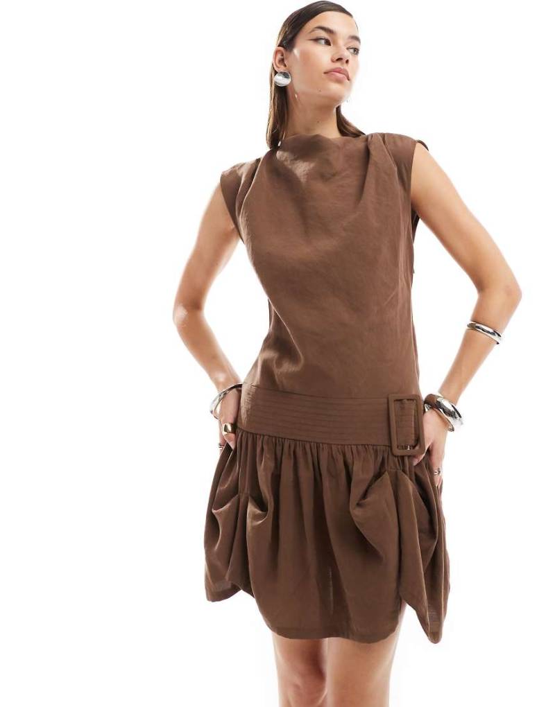 ASOS DESIGN - Cupro-Minikleid in Braun mit Wasserfallausschnitt und hochgeschürztem Saum ASOS DESIGN - Cupro-Minikleid in Braun mit Wasserfallausschnitt und hochgeschürztem Saum von ASOS DESIGN