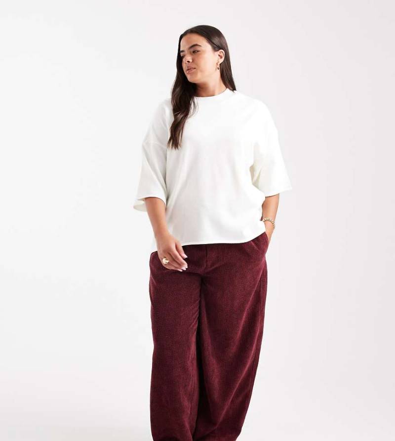 ASOS DESIGN Curve - Barrel-Leg-Cordhose zum Reinschlüpfen in Burgunderrot von ASOS DESIGN