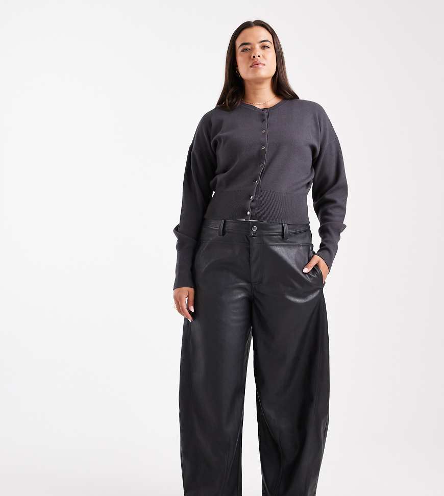 ASOS DESIGN Curve - Barrel Leg Hose in Marineblau aus Kunstleder mit Ziernaht von ASOS Curve