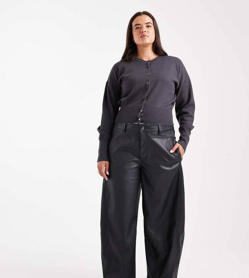 ASOS DESIGN Curve - Barrel Leg Hose in Marineblau aus Kunstleder mit Ziernaht von ASOS Curve