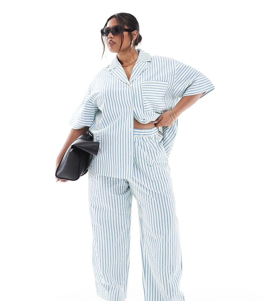 ASOS DESIGN Curve - Barrel-Leg-Schlupfhose aus Seersucker in gestreiftem Blau, Kombiteil von ASOS DESIGN