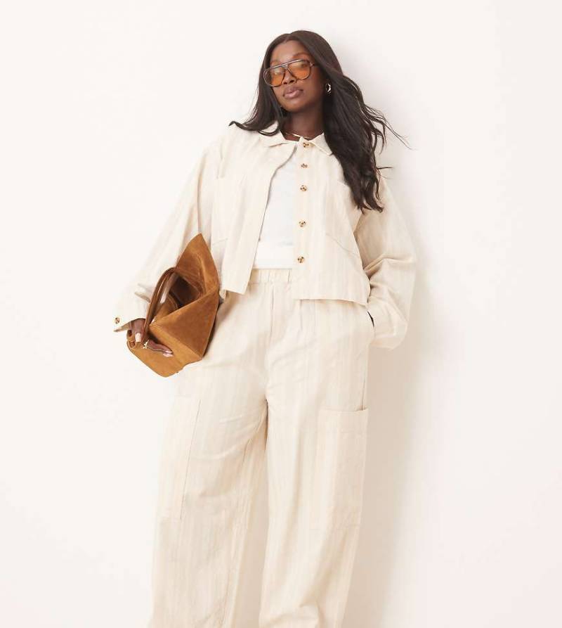 ASOS DESIGN Curve - Baumwollhose in Ecru mit Streifen, weitem, abgerundetem Bein und Utility-Taschen, Kombiteil-Bunt von ASOS DESIGN