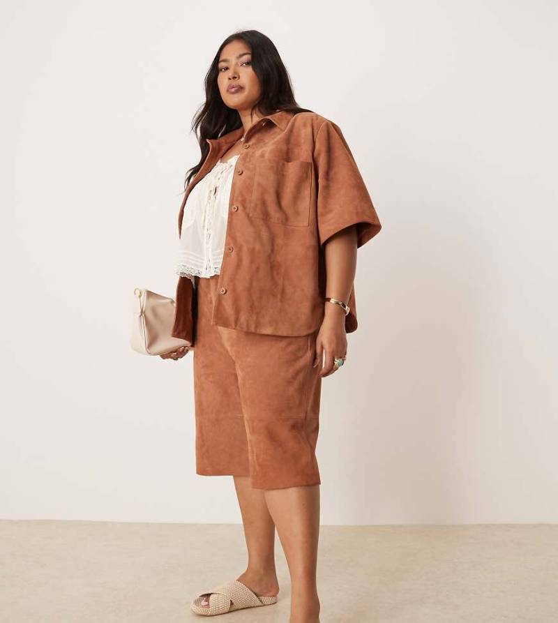 ASOS DESIGN Curve - Bermudashorts aus Wildleder in Hellbraun, Kombiteil von ASOS DESIGN