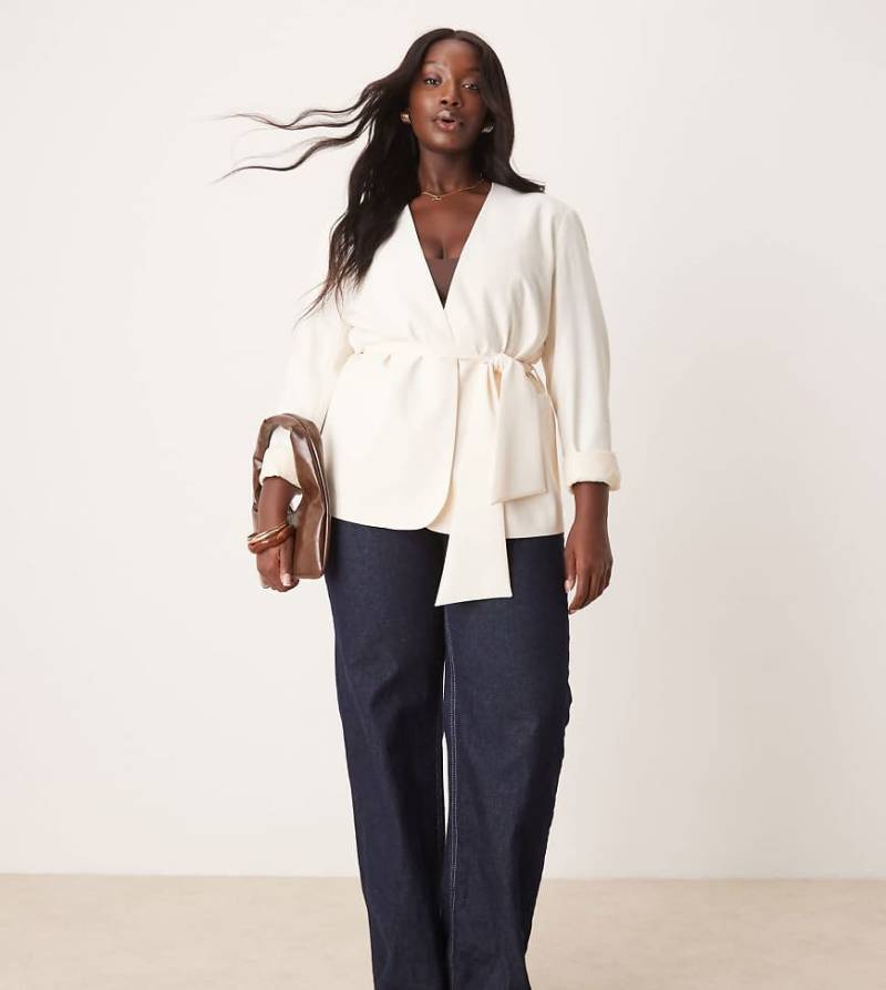 ASOS DESIGN Curve - Blazer in Buttermilchgelb mit Bindegürtel-Weiß von ASOS DESIGN