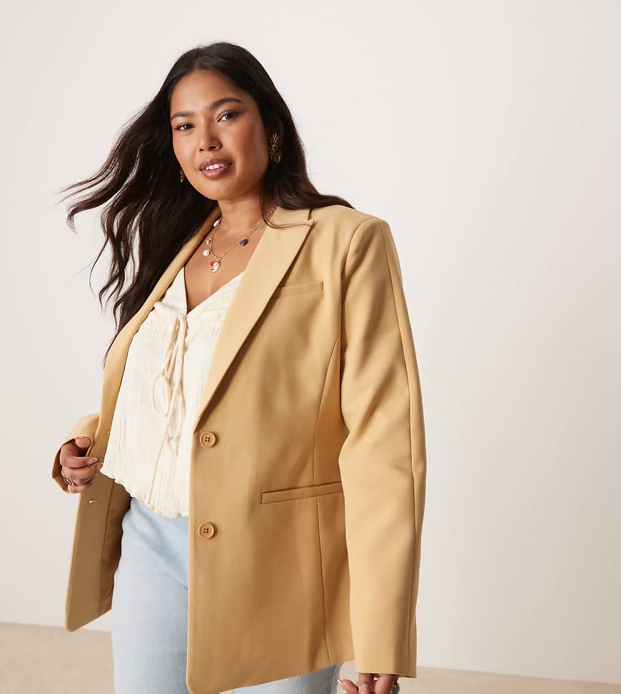 ASOS DESIGN Curve - Blazer in Karamellbraun mit geformter Hüftpartie-Neutral von ASOS DESIGN