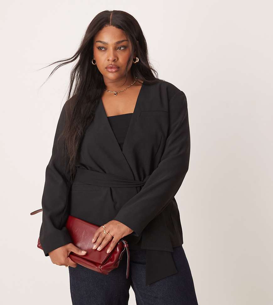ASOS DESIGN Curve - Blazer in Schwarz mit Bindegürtel ASOS DESIGN Curve - Blazer in Schwarz mit Bindegürtel von ASOS DESIGN