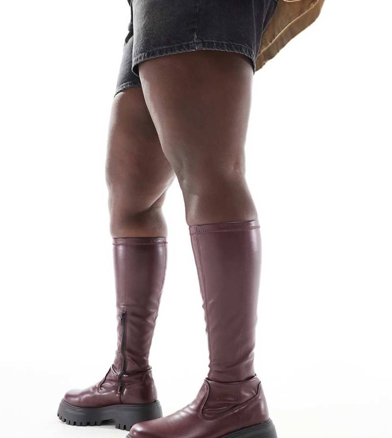 ASOS DESIGN Curve - Canyon - Kniehohe, eng anliegende Stiefel in Burgunderrot mit dicker Sohle von ASOS DESIGN