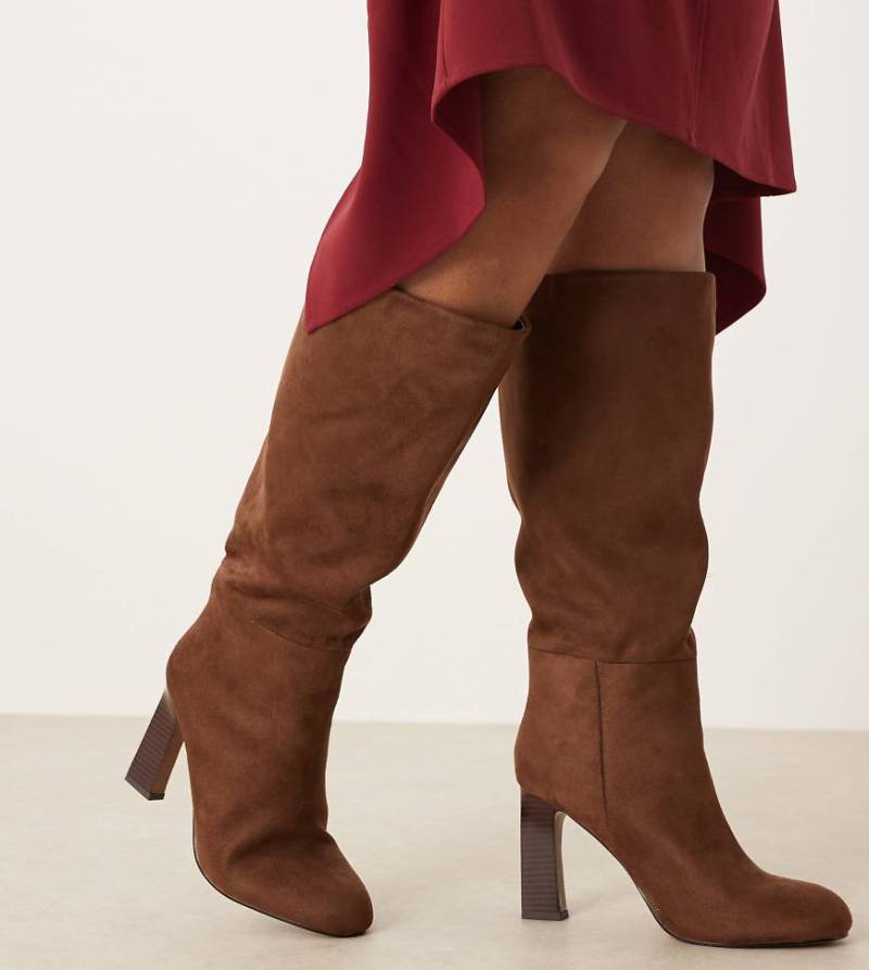 ASOS DESIGN Curve - Carly - Kniehohe Schlupfstiefel aus Wildlederimitat in Schokobraun mit Blockabsatz-Brown von ASOS DESIGN