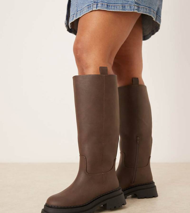 ASOS DESIGN Curve - Cecilia - Flache, kniehohe Stiefel in Schokobraun mit dicker Sohle von ASOS DESIGN