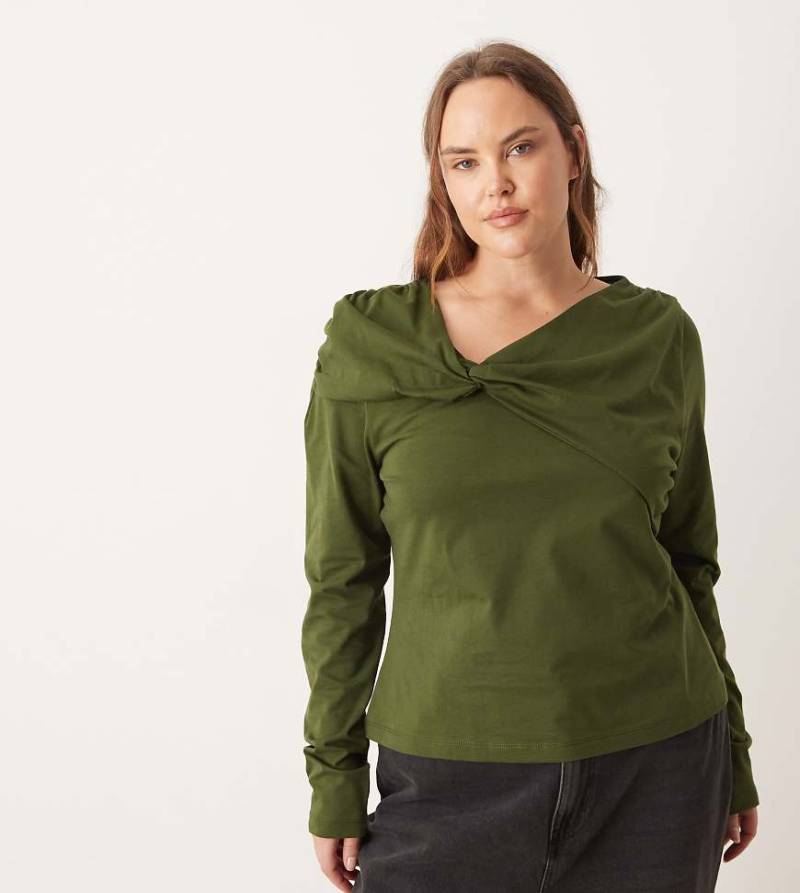 ASOS DESIGN Curve - Circular Design Collection - Langärmliges T-Shirt in dunklem Olivgrün mit verdrehtem Ausschnittdetail von ASOS DESIGN