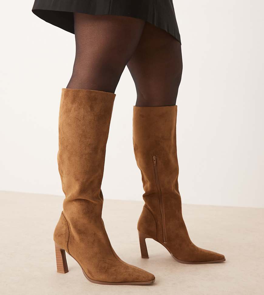 ASOS DESIGN Curve - Clara - Kniehohe Stiefel aus Wildlederimitat in Sandbeige mit leicht abgerundeter Spitze-Braun von ASOS DESIGN