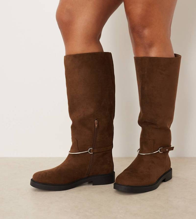 ASOS DESIGN Curve - Cole - Flache, kniehohe Reitstiefel aus Wildlederimitat in Schokobraun mit Verzierung-Brown ASOS DESIGN Curve - Cole - Flache, kniehohe Reitstiefel aus Wildlederimitat in Schokobraun mit Verzierung-Brown von ASOS DESIGN