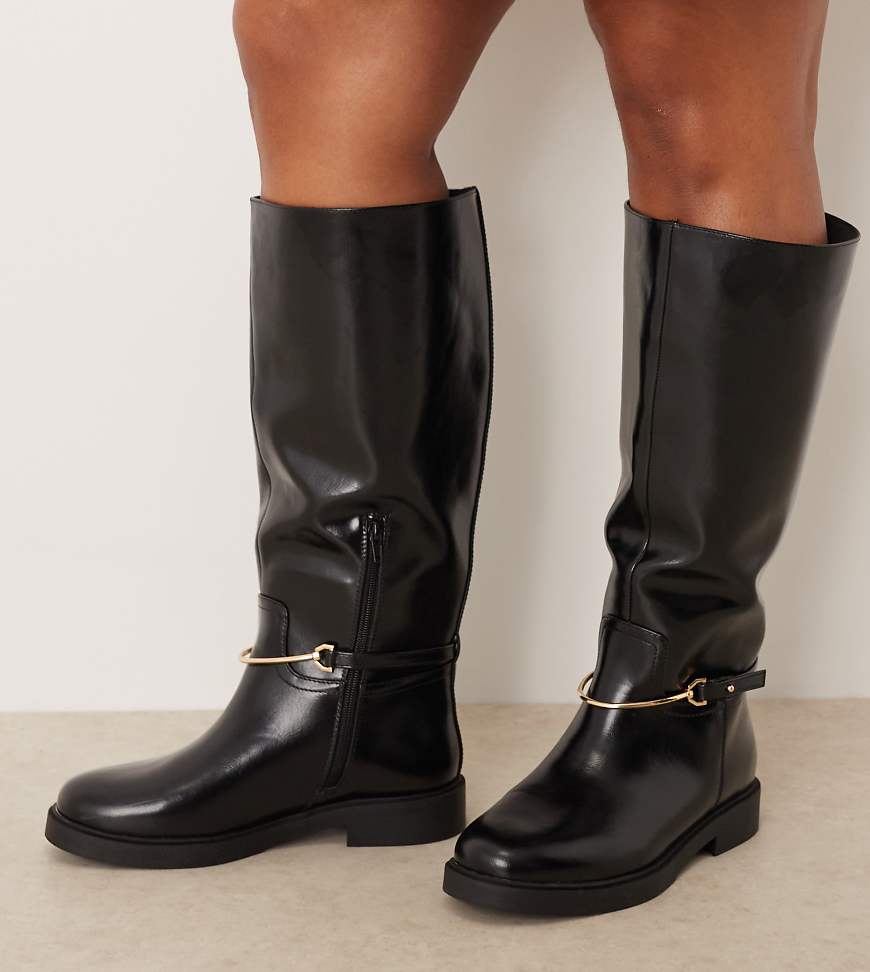 ASOS DESIGN Curve - Cole - Flache, kniehohe Reitstiefel in Schwarz mit Besatz von ASOS DESIGN