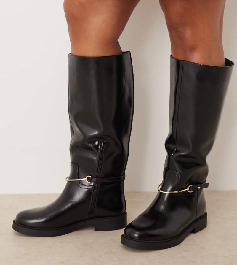 ASOS DESIGN Curve - Cole - Flache, kniehohe Reitstiefel in Schwarz mit Besatz von ASOS DESIGN
