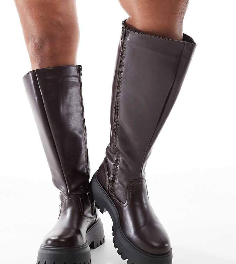 ASOS DESIGN Curve - Corey - Klobige kniehohe Stiefel in Braun von ASOS DESIGN