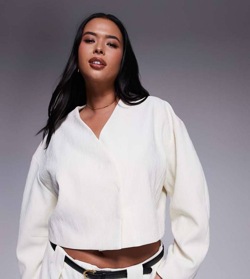 ASOS DESIGN Curve - Cropped-Blazer in Creme mit Strukturmuster, Kombiteil-Neutral von ASOS DESIGN