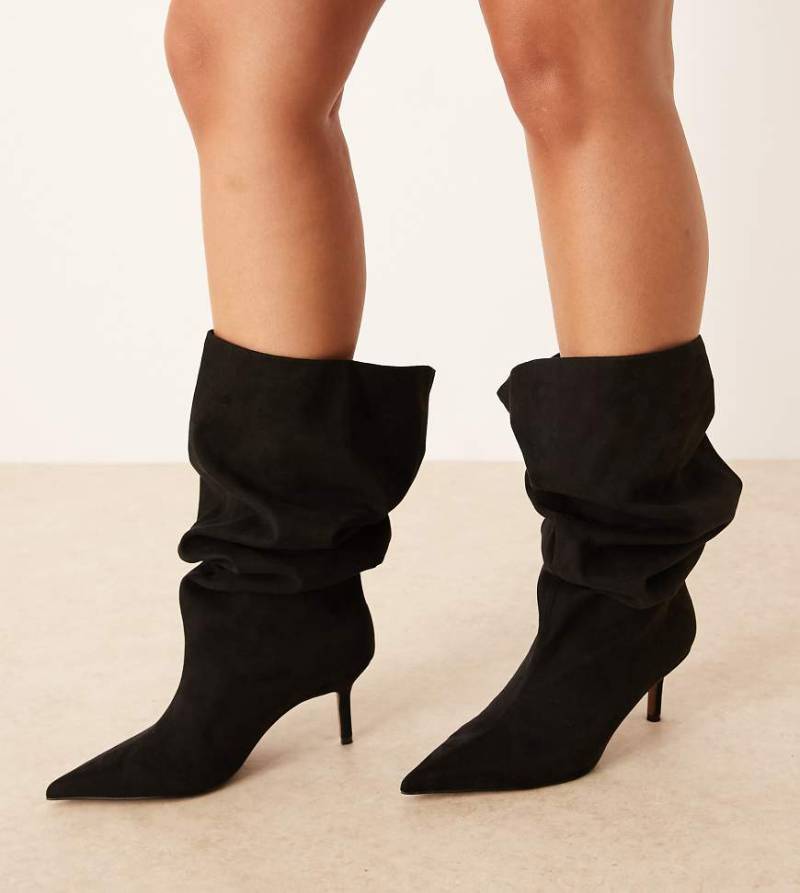 ASOS DESIGN Curve - Cydney - Lockere, kniehohe Schlupfstiefel in Schwarz aus Wildlederimitat von ASOS DESIGN