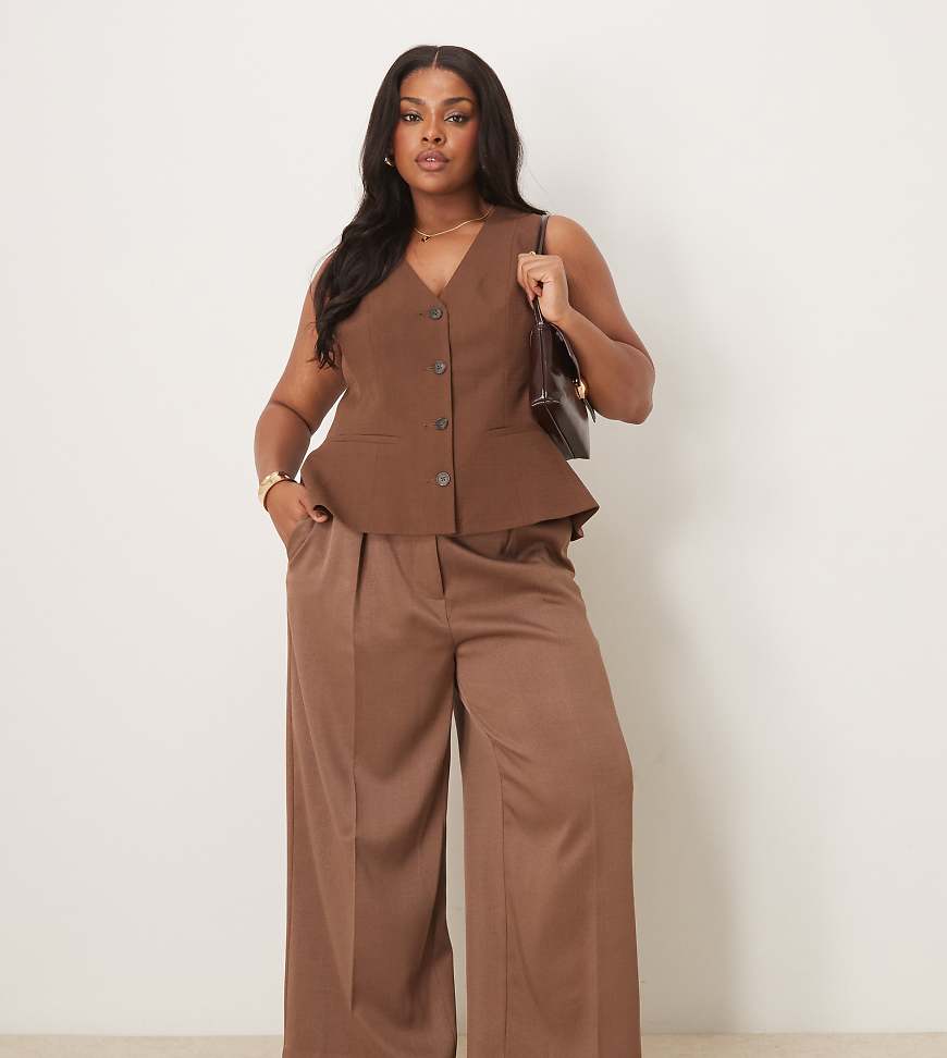 ASOS DESIGN Curve - Elegante, knöchellange Hose in Mokka mit Kunstledergürtel-Braun von ASOS DESIGN