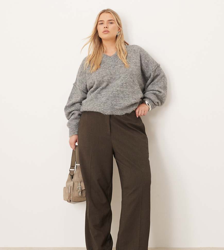 ASOS DESIGN Curve - Elegante, locker geschnittene Hose in Braun mit Fischgrätmuster und Kunstlederbesatz-Neutral von ASOS DESIGN