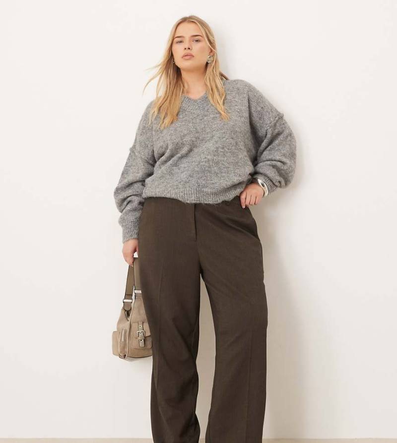 ASOS DESIGN Curve - Elegante, locker geschnittene Hose in Braun mit Fischgrätmuster und Kunstlederbesatz-Neutral ASOS DESIGN Curve - Elegante, locker geschnittene Hose in Braun mit Fischgrätmuster und Kunstlederbesatz-Neutral von ASOS DESIGN