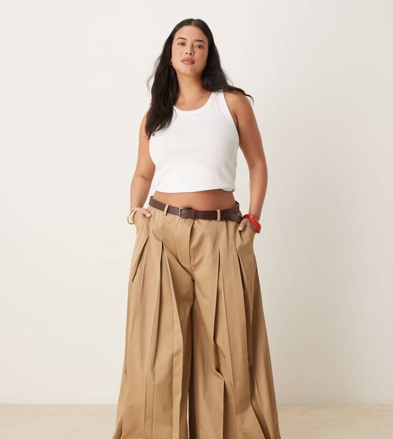 ASOS DESIGN Curve - Elegante, plissierte Hose in Steinbeige mit weitem Bein und Gürtel-Neutral von ASOS DESIGN