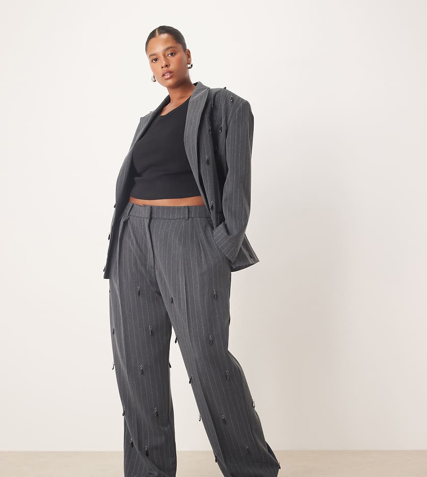 ASOS DESIGN Curve - Elegante, verzierte Hose in Grau mit weitem Bein und Bundfalten ASOS DESIGN Curve - Elegante, verzierte Hose in Grau mit weitem Bein und Bundfalten von ASOS DESIGN