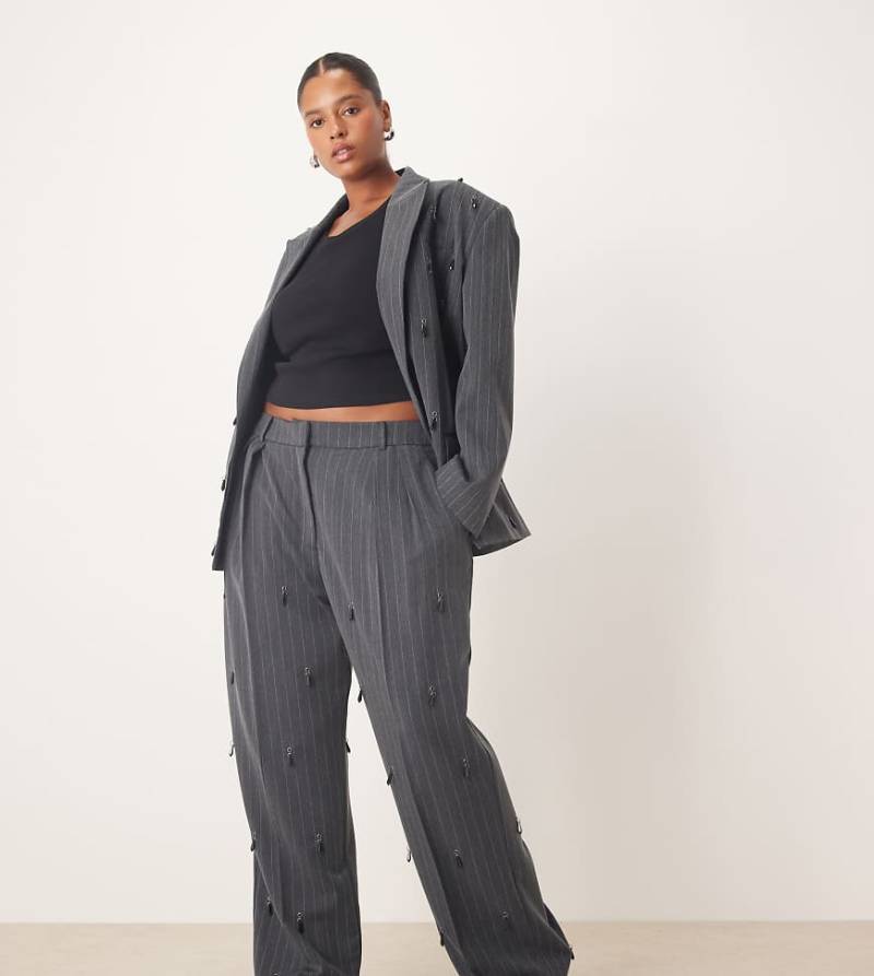 ASOS DESIGN Curve - Elegante, verzierte Hose in Grau mit weitem Bein und Bundfalten von ASOS Curve