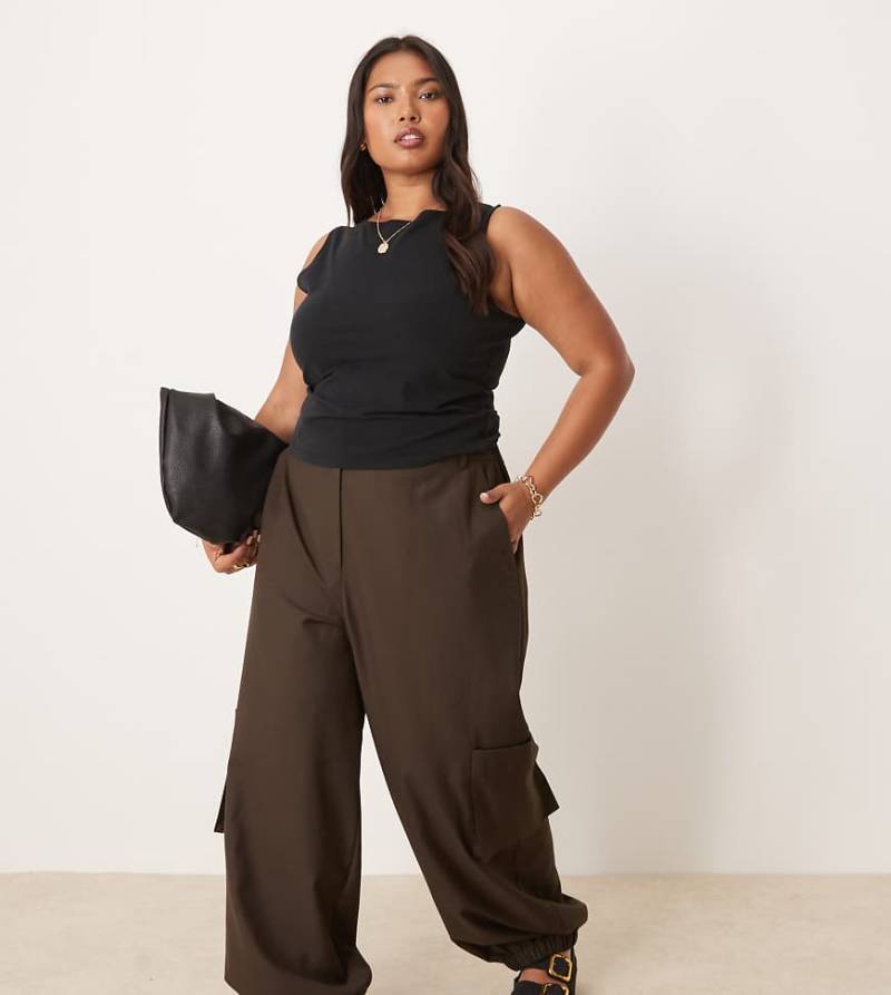 ASOS DESIGN Curve - Elegante Hose in Schokobraun mit geradem Bein, Bündchen und praktischen Taschen von ASOS DESIGN