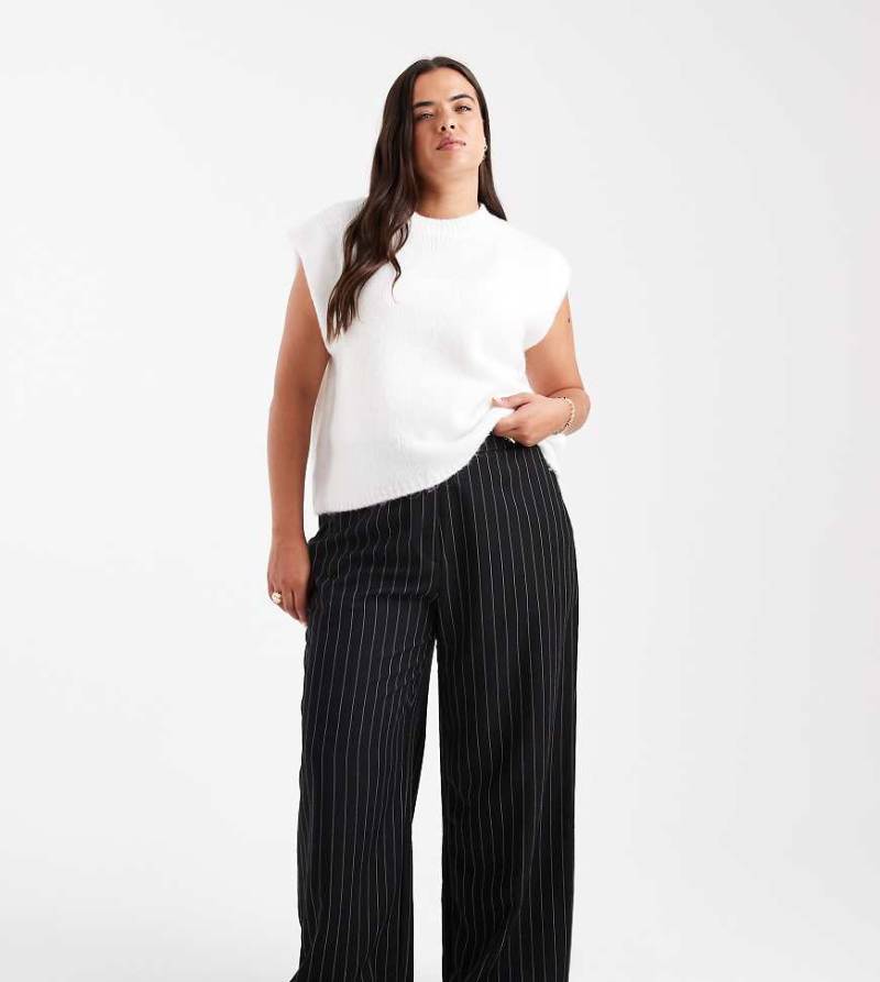 ASOS DESIGN Curve - Elegante Hose in Schwarz mit Nadelstreifen und lockerem, geradem Schnitt von ASOS DESIGN