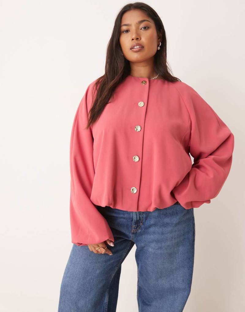 ASOS DESIGN Curve - Elegante Jacke in Beerenrot mit goldfarbenen Knöpfen und Ballonsaum-Lila von ASOS DESIGN