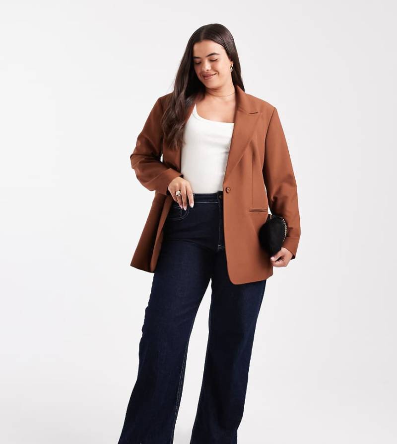 ASOS DESIGN Curve - Eleganter Blazer in Braun mit lockerer Passform-Brown von ASOS DESIGN