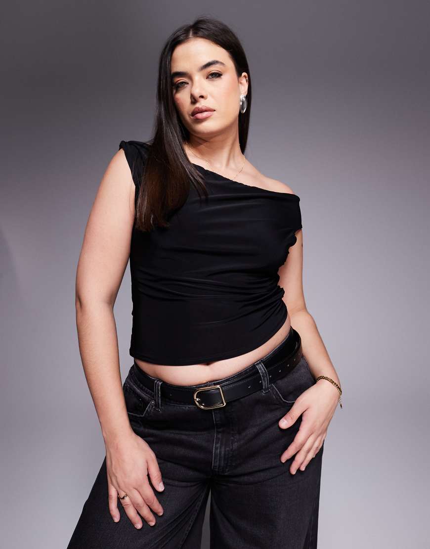ASOS DESIGN Curve - Figurbetontes, asymmetrisches Oberteil in Schwarz mit abfallendem, verdrehtem Träger ASOS DESIGN Curve - Figurbetontes, asymmetrisches Oberteil in Schwarz mit abfallendem, verdrehtem Träger von ASOS Curve