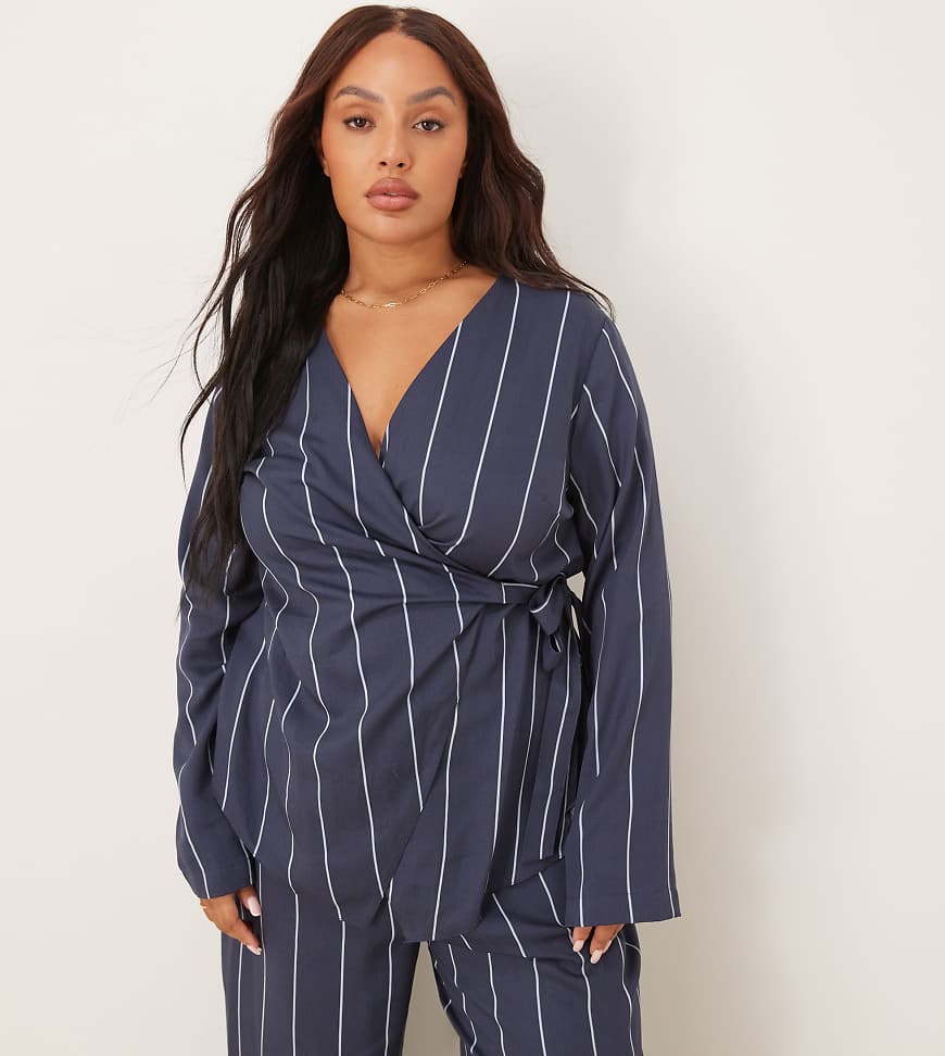 ASOS DESIGN Curve - Gestreiftes Oberteil in Blau mit Wickeldetail vorne, Kombiteil von ASOS Curve