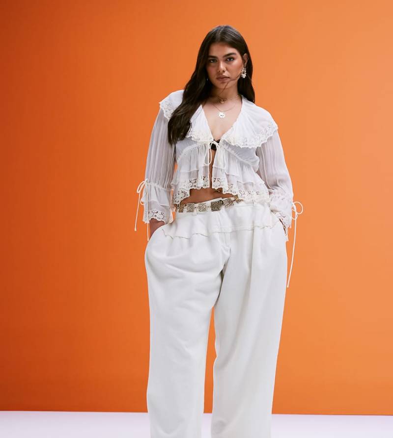 ASOS DESIGN Curve - Gewaschene Super-Oversize-Hose in verwaschenem Weiß mit Ziernaht-Grün von ASOS DESIGN
