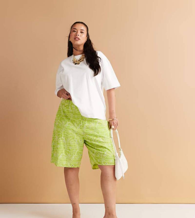 ASOS DESIGN Curve - Großflächig bestickte Bermudashorts in Limettengrün-Orange von ASOS Curve