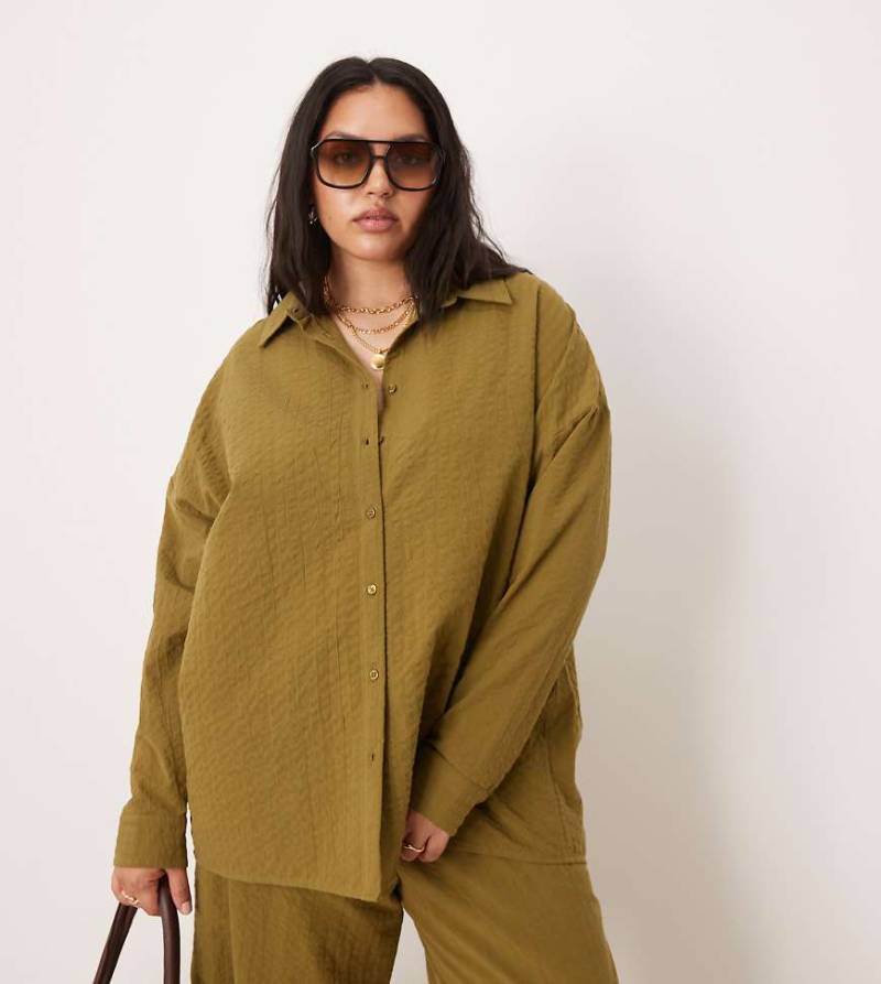 ASOS DESIGN Curve - Hemdbluse aus Seersucker in Olivgrün mit Streifenmuster und Wickeldesign am Rücken, Kombiteil von ASOS Curve