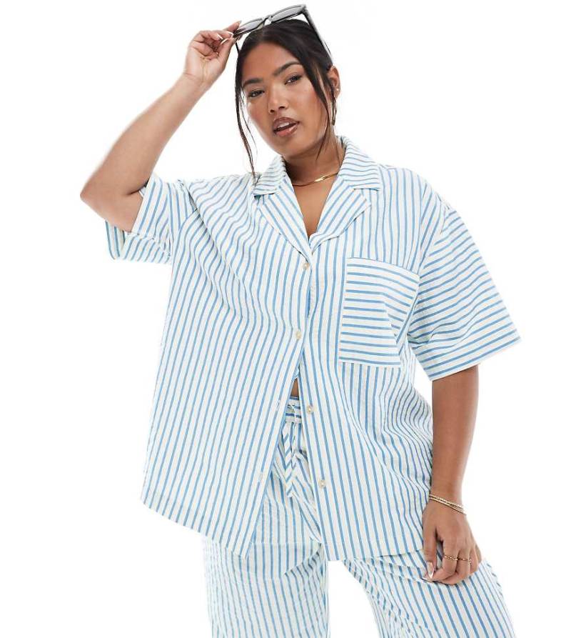 ASOS DESIGN Curve - Hemdbluse aus Seersucker mit blauen Streifen, Kombiteil von ASOS DESIGN