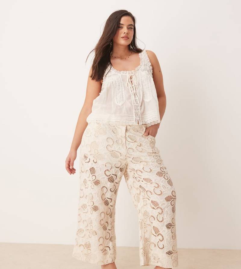 ASOS DESIGN Curve - Hochwertiger Hosenrock in Buttermilchgelb mit floralem Lochmuster von ASOS DESIGN