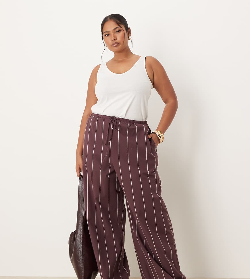 ASOS DESIGN Curve - Hose in gestreiftem Burgunderrot mit weitem Bein von ASOS DESIGN