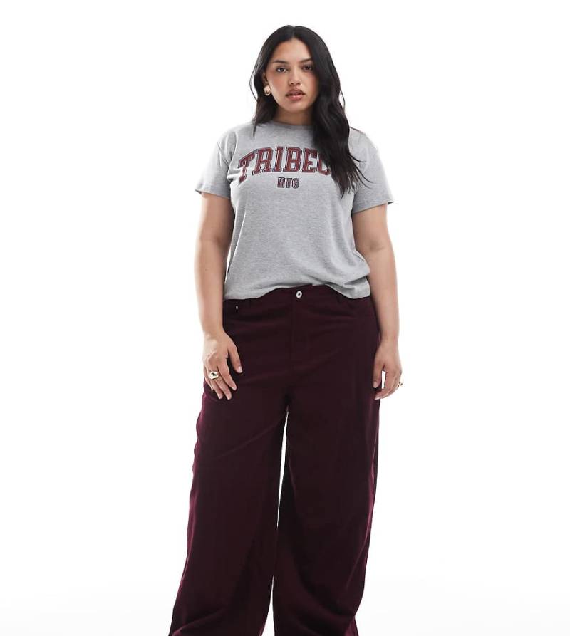 ASOS DESIGN Curve - Hose mit weitem Bein aus Cord in Burgunderrot mit Nadelstreifen von ASOS Curve