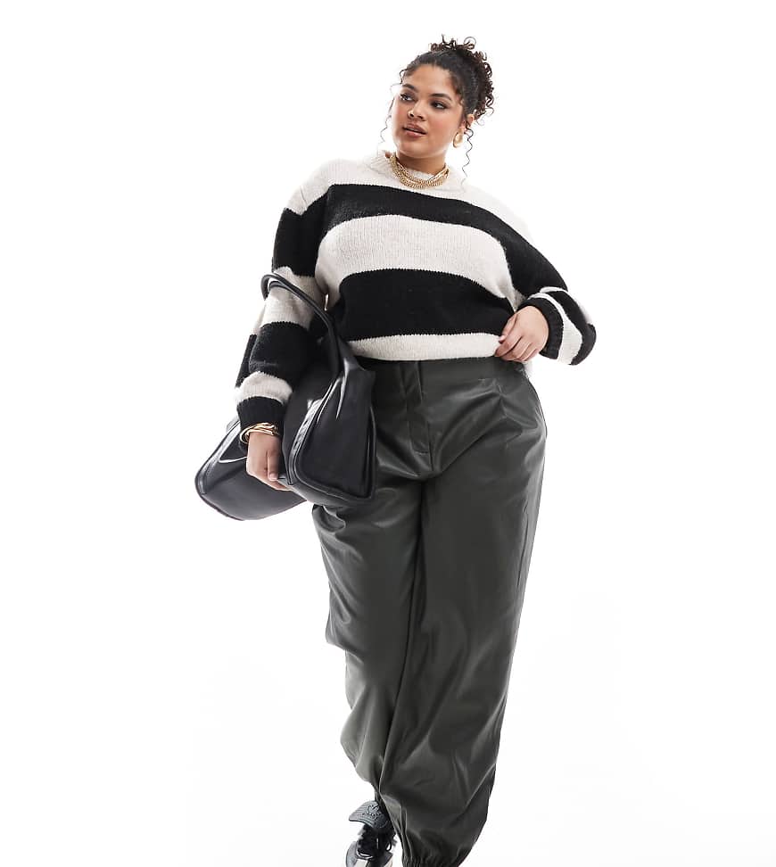 ASOS DESIGN Curve - Jogginghose aus Kunstleder in Khaki-Grün von ASOS DESIGN