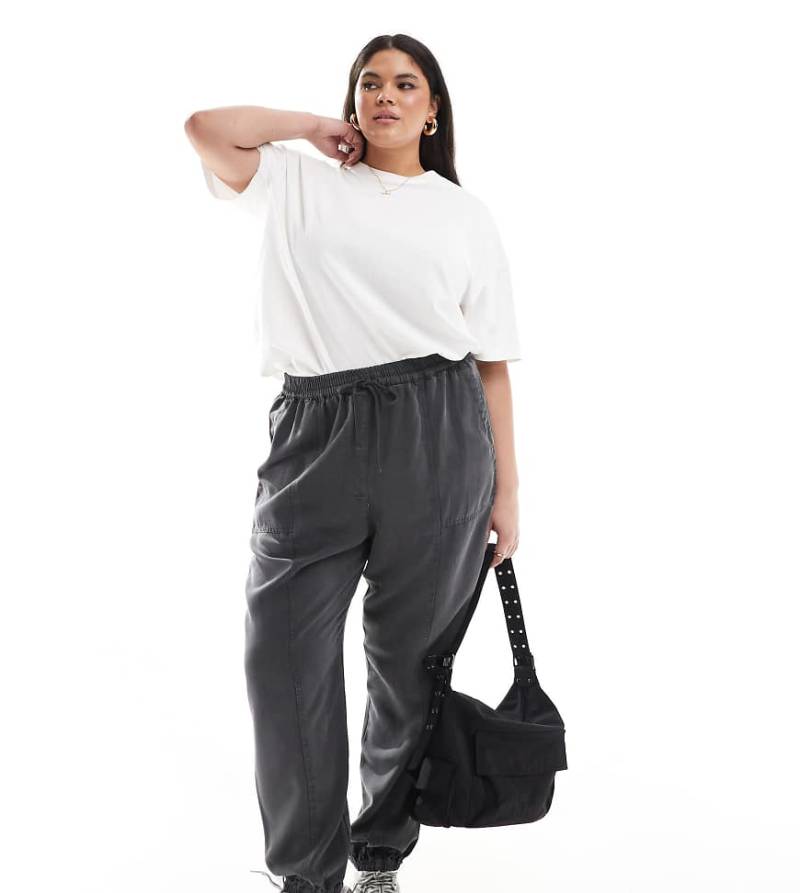 ASOS DESIGN Curve - Vorbehandelte Jogginghose in verwaschenem Schwarz von ASOS DESIGN