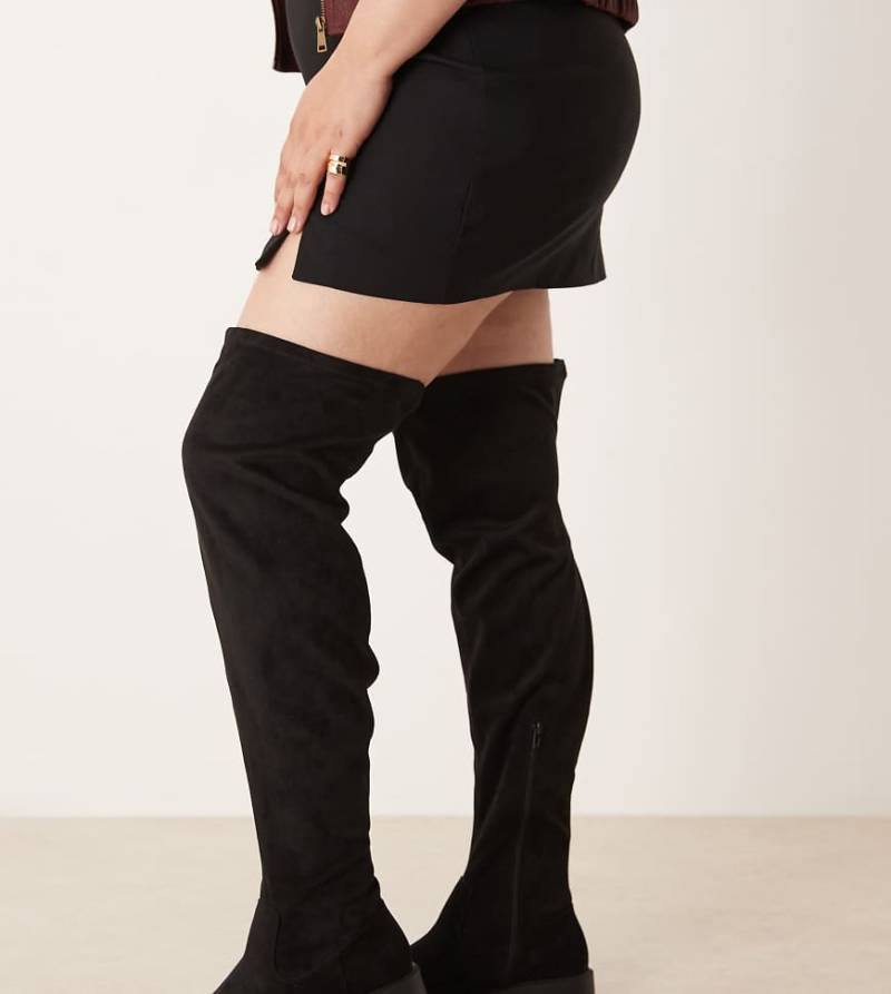 ASOS DESIGN Curve - Kacey - Elegante, flache Overknee-Stiefel in Schwarz aus Wildlederimitat von ASOS DESIGN